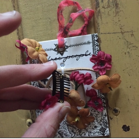 FREE PEOPLE HAIR ACCESSORY BOHO FESTIVAL HAIR ACCESSORY FLOWER CHILD HAIR NWT - Picture 2 of 2